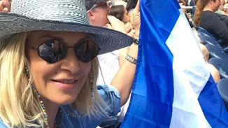 Άννα Βίσση | Δέχθηκε παρατήρηση επειδή κρατούσε την ελληνική σημαία σε αγώνα του Στέφανου Τσιτσιπά