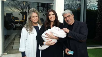 Σίμος Κεδίκογλου-Ελισάβετ Κατσαμάκη | Η...απρόβλεπτη βάφτιση του γιου τους στην Τήνο