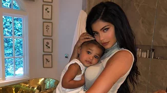 Η Kylie Jenner παραδέχεται ότι φοβάται για την κόρη της εν μέσω της φυλετικής αναταραχής στην Αμερική