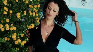 Η Δωροθέα Μερκούρη μέσα στο πιο ωραίο κατακόκκινο, ολόσωμο μαγιό, δείχνει το καλλίγραμμο σώμα της