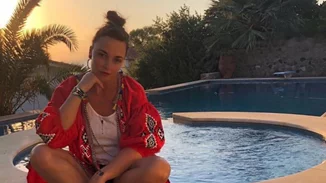 Σοφία Φαραζή | Ποζάρει με μαγιό στην αγκαλιά του συζύγου της