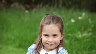 Η πριγκίπισσα Charlotte «βγάζει γλώσσα» στους φωτογράφους και γίνεται viral