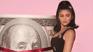 H Kylie Jenner φόρεσε ένα look που δεν θυμίζει σε τίποτα την οικογένεια Kardashian