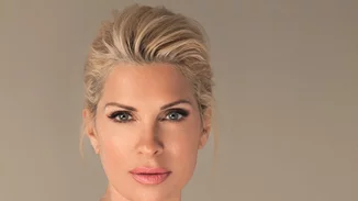 Η Ελένη Μενεγάκη πρωταγωνιστεί στη νέα καμπάνια του Pink Ribbon Bracelet