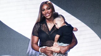 Η Serena Williams και η κόρη της Olympia με ίδιο look στο γήπεδο