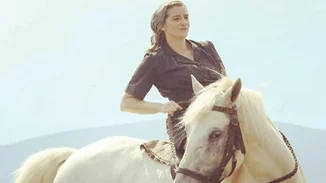 Ομορφιά και στιλ από άλλη εποχή | Η Μαρία Κίτσου από τις «Άγριες Μέλισσες» είναι απλά υπέροχη