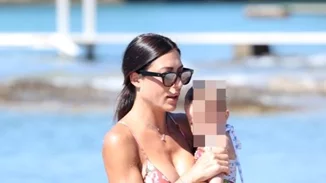 Η Φλορίντα Πετρουτσέλι για μπάνιο με την κόρη της | Το απίστευτο σώμα της με μαγιό