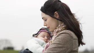 H σωματική επαφή μας με το μωρό, το ωφελεί ακόμα και 20 χρόνια αργότερα