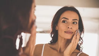 Το πιο απλό υλικό είναι και το πιο θαυματουργό για την λιπαρότητα του προσώπου σου