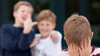 Τι είναι ο σχολικός εκφοβισμός και πώς πρέπει να το αντιμετωπίσεις ως γονιός;