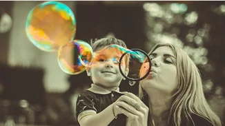 Καλός γονιός είναι αυτός που «επιτρέπει» στο παιδί να ανοίξει τα φτερά του