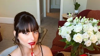 Πιο καλοντυμένη από ποτέ η Ηλιάνα Παπαγεωργίου στο κόκκινο χαλί του Φεστιβάλ Βενετίας