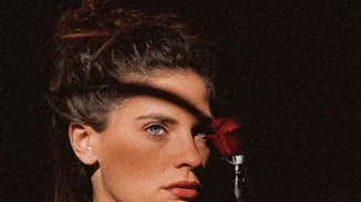 Χριστίνα Μπόμπα | Τι φόρεσε στον γάμο του αδερφού του Σάκη Τανιμανίδη;