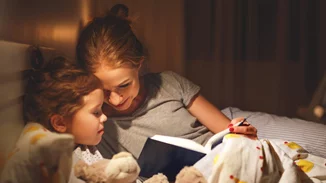 Μπορεί τα παιδιά μου να μεγάλωσαν λίγο, αλλά εγώ ακόμα ξαπλώνω πλάι τους τα βράδια