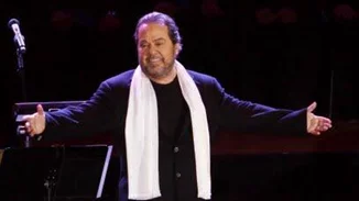 Γιάννης Πάριος | Είναι αυτή η ξανθιά καλλονή η νέα του σύντροφος;