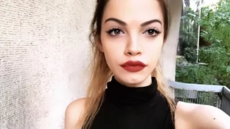 Τζένη Καζάκου | Ποζάρει στην αγκαλιά του παππού της, Κώστα Καζάκου