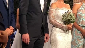 Ελληνίδα τραγουδίστρια παντρεύτηκε τον αγαπημένο της | Το ρομαντικό της νυφικό