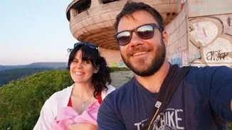 Ευτύχης Μπλέτσας | Με την Ηλέκτρα και την κόρη τους στο νέο τρέιλερ του Happy Traveller