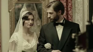 Πηνελόπη Τσιλικά | Η πρωταγωνίστρια της «Μικράς Αγγλίας» σε σπάνια εμφάνιση με γοητευτικό συνοδό