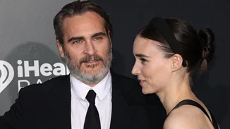 Ο Joaquin Phoenix και η Rooney Mara στην πιο viral φωτογραφία των Όσκαρ