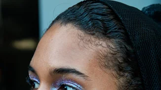 Στα παρασκήνια της προετοιμασίας των μοντέλων και λεπτομέρειες από το εντυπωσιακό μακιγιάζ