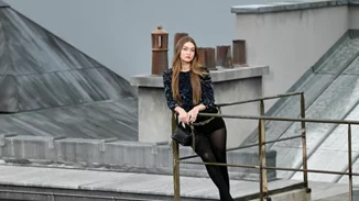 Η Gigi Hadid απομάκρυνε μία γυναίκα που εισέβαλε ξαφνικά στο show της Chanel