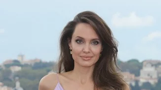 Angelina Jolie | Δες πως φόρεσε το πιο hot χρώμα της σεζόν