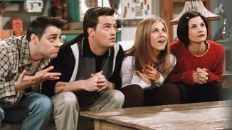 Friends | Βρήκαμε τα απόλυτα '90s κραγιόν που φορούσαν η Rachel και η Monica