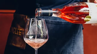 Πού θα απολαύσεις ελληνικές γεύσεις με τη συνοδεία εκλεκτών κρασιών