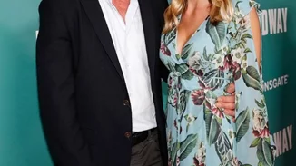 65χρονος ηθοποιός αρραβωνιάστηκε την 26χρονη καλλονή σύντροφό του