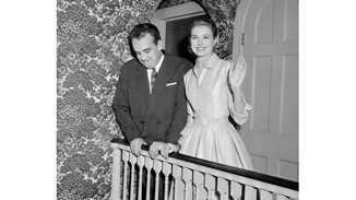 H Grace Kelly φόρεσε ένα δεύτερο, ροζ νυφικό την ημέρα του γάμου της