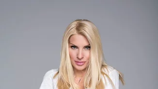 Ελένη Μενεγάκη | Το φόρεμά της που είναι ιδανικό αν πας καλεσμένη σε γάμο αυτήν την εποχή (pic)