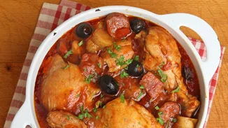 Συνταγή για κοκκινιστό κοτόπουλο με πατάτες