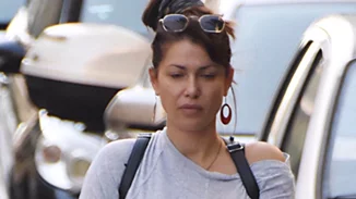 Καλύτερα οι τρεις τους | Να πώς περνάει στο σπίτι η Κλέλια Ρενεση με την οικογένειά της