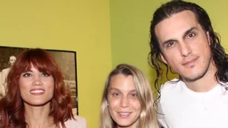 Μαίρη Συνατσάκη | Στο θέατρο για να δει τον σύντροφό της, Αιμιλιανό Σταματάκη - Δες τις φόρεσε