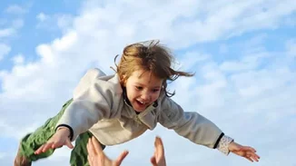 Τι είναι τα παιχνίδια εμπιστοσύνης και πώς μπορείς να τα παίξεις με το παιδί σου