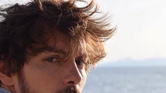 Φωτογραφίες του Κωνσταντή από τις «Άγριες Μέλισσες» και η ξανθιά κυρία της τηλεόρασης με την οποία υπήρξαν φήμες πως είναι ζευγάρι