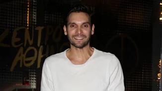 Ιωάννης Αθανασόπουλος | Δες τι φόρεσε σε βραδινή του έξοδο ο ηθοποιός από τις «Άγριες Μέλισσες»