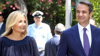 Κυριάκος και Μαρέβα Μητσότάκη | Φωτογραφίζονται με τους “υπερήφανους Έλληνες πολίτες”, Tom Hanks και Rita Wilson