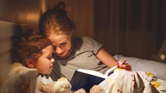 Μπορεί τα παιδιά μου να μεγάλωσαν λίγο, αλλά εγώ ακόμα ξαπλώνω πλάι τους τα βράδια