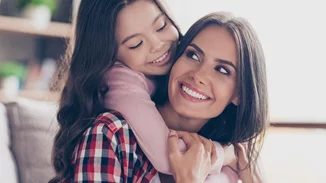 Το παιδί κολλάει πάνω μας όχι για να γεμίσει εκείνο, αλλά για να μας δείξει την αγάπη του