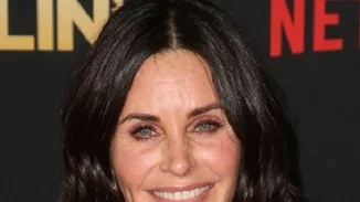 Courteney Cox | Η διάσημη ηθοποιός έκοψε αφέλειες on camera