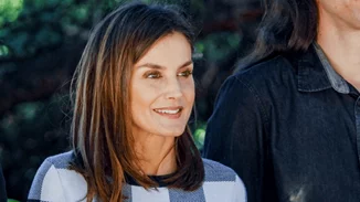 Η κομψή εμφάνιση της βασίλισσας Letizia με Hugo Boss κοστούμι