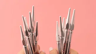 National Brow Day: Δες ένα απίστευτο βίντεο με το πώς φτιάχνεται το πιο διάσημο μολύβι φρυδιών στον κόσμο