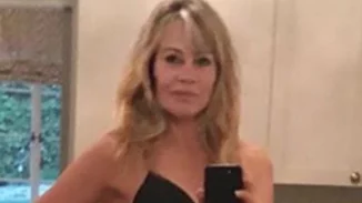 Melanie Griffith | Φωτογραφίζεται με εσώρουχα και ψηλοτάκουνα στα 62 της χρόνια (pic)