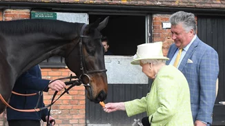 Τι και αν είναι 93 ετών; Η Βασίλισσα Ελισάβετ ιππεύει άλογα ακόμη