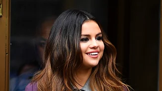 Η Selena Gomez δοκίμασε να κάνει μπούκλες χωρίς θερμότητα και αυτό ήταν το αποτέλεσμα