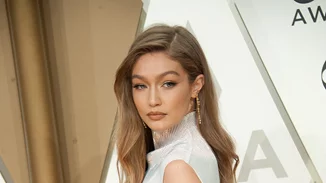 CMA Awards 2019 | Η Gigi Hadid συνδύασε ένα εντυπωσιακό Helmut Lang φόρεμα με cowboy boots