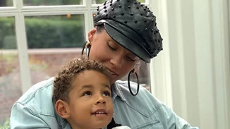 Η Alicia Keys απάντησε για τα βαμμένα νύχια του 4χρονου γιου της