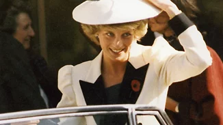 The Travolta dress | Όταν η Νταϊάνα πραγματοποίησε τη φαντασίωσή της με τον Τζον Τραβόλτα